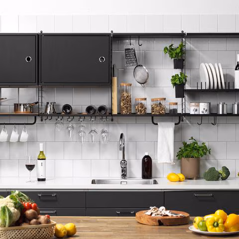 Küchensystem in schwarz von String mit Regalen, Stangen, Haken