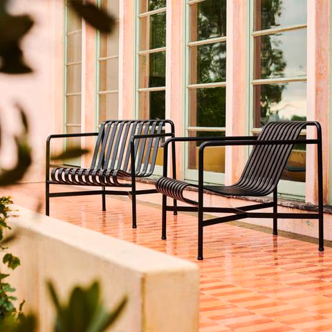 Gartenbank und Stuhl aus Metall auf einer Terrasse