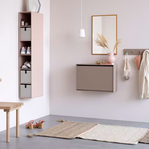 Geräumiger, femininer Flur mit Möbeln in Rosa und Taupe